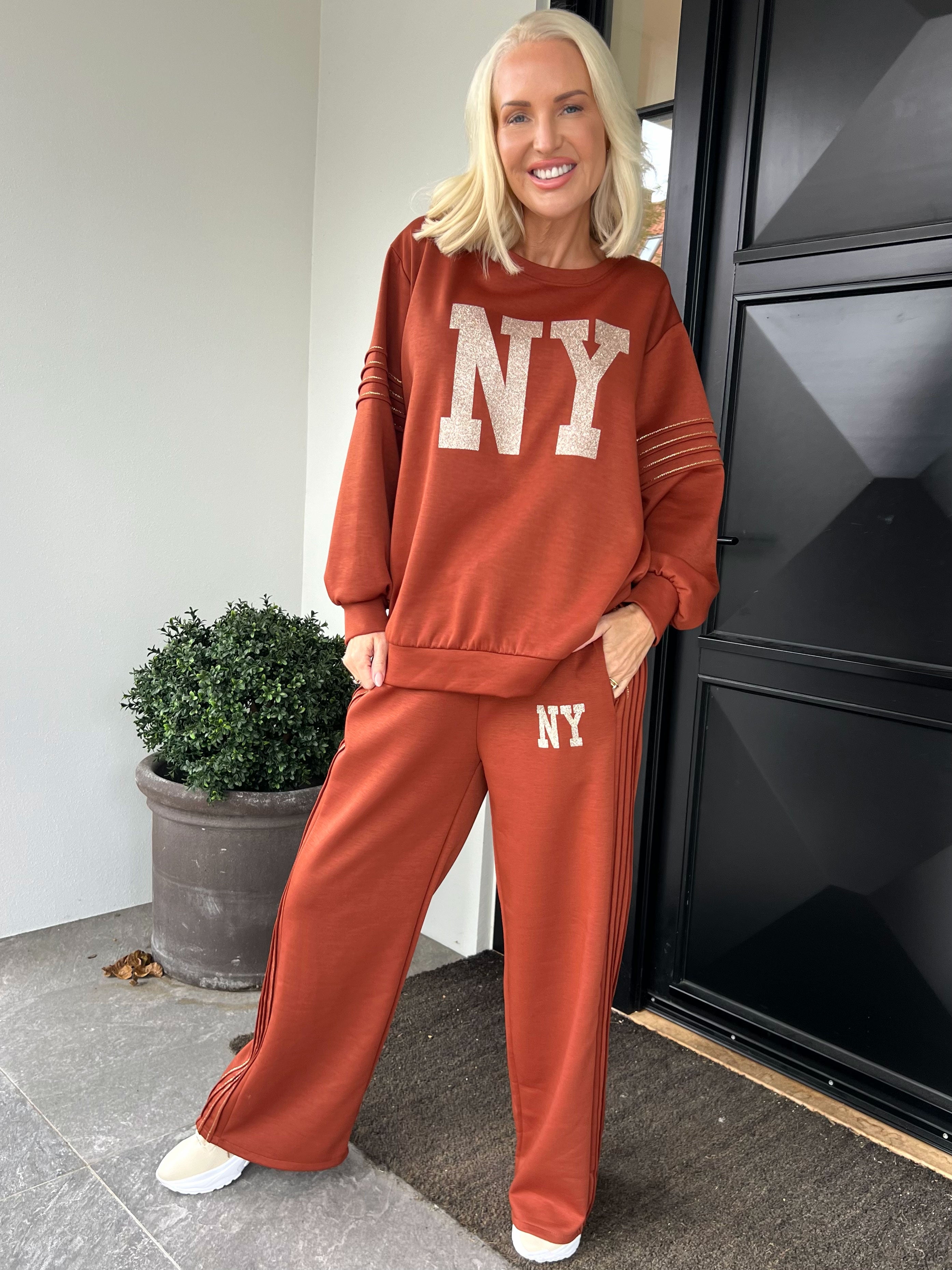 Dream NY - Plus size joggingsæt i viskose med glitrende NEW YORK-tekst på maven